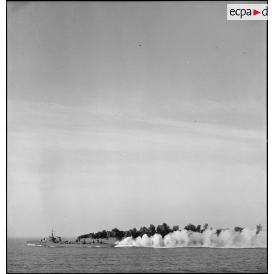 Cheminée d'un contre-torpilleur émettant de la fumée.