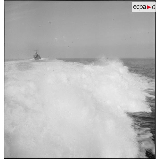 Contre-torpilleur naviguant en convoi dans le sillage d'un autre navire.