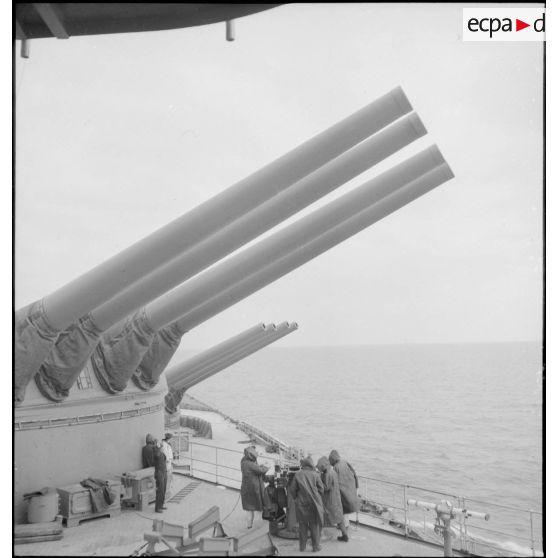 Tourelles quadruples de canons de 330 mm du cuirassé Dunkerque pointées par le travers.