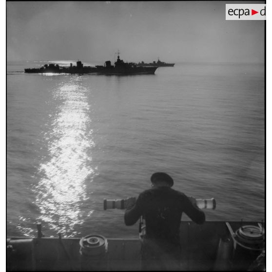 Contre-torpilleurs d'une division naviguant bord à bord. Au premier plan, un télémétriste.