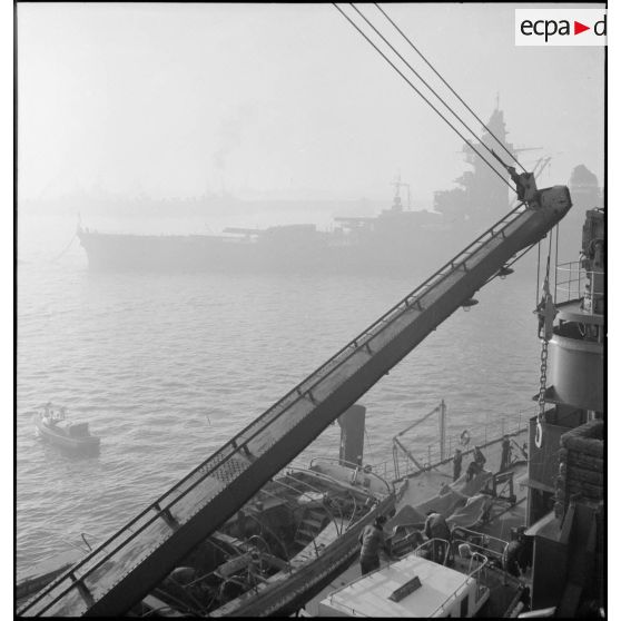 Le cuirassé Dunkerque et bâtiments de l'escadre de l'Atlantique au mouillage sur coffre.