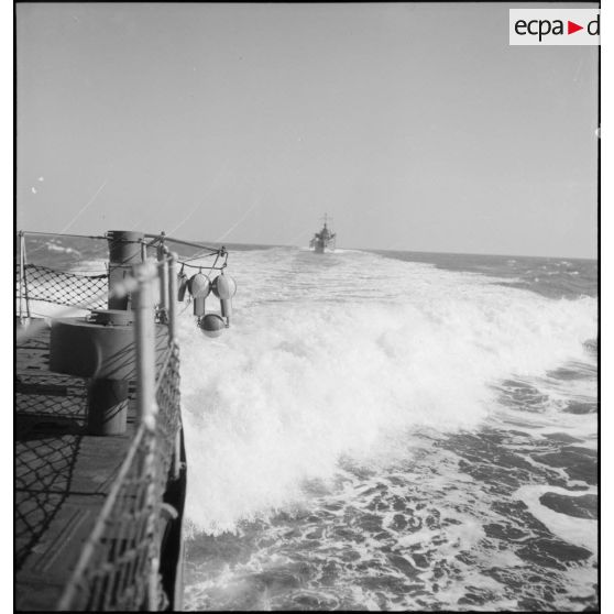 Division de contre-torpilleurs naviguant en ligne de file.