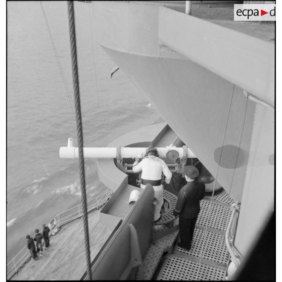 Télémétriste à son poste à bord du cuirassé Dunkerque.