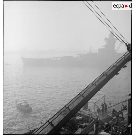 Le cuirassé Dunkerque et bâtiments de l'escadre de l'Atlantique au mouillage sur coffre.