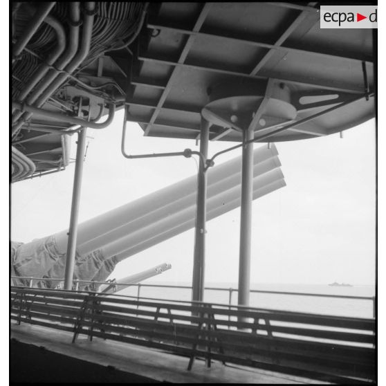 Tourelles quadruples de canons de 330 mm du cuirassé Dunkerque pointées par le travers.