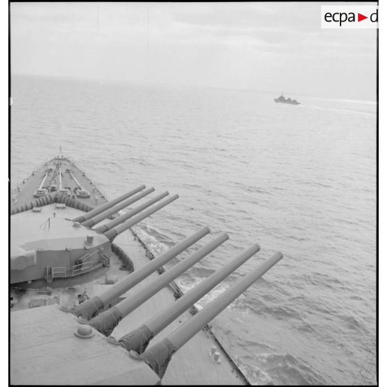 Tourelles quadruples de canons de 330 mm du cuirassé Dunkerque pointées par le travers.