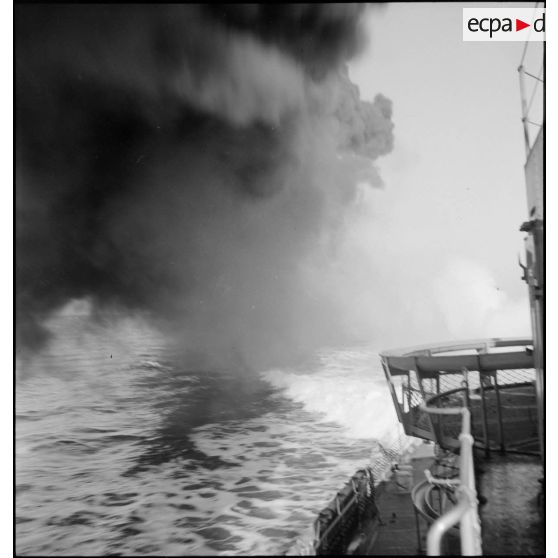 Fumée émanant de la cheminée d'un contre-torpilleur.