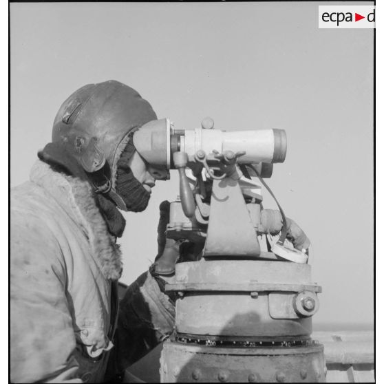 Guetteur aux jumelles à bord du cuirassé Dunkerque.