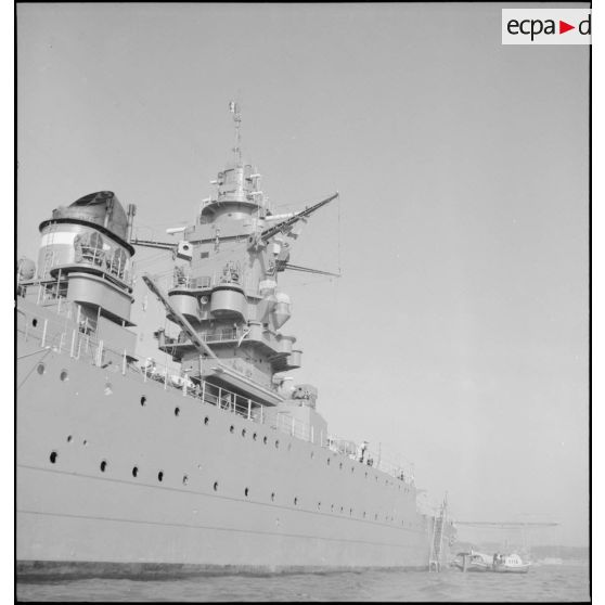 Avant tribord du cuirassé Dunkerque au mouillage.