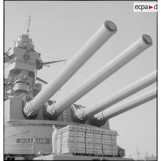 Tourelle quadruple de canons de 330 mm sur le pont avant du cuirassé Dunkerque.