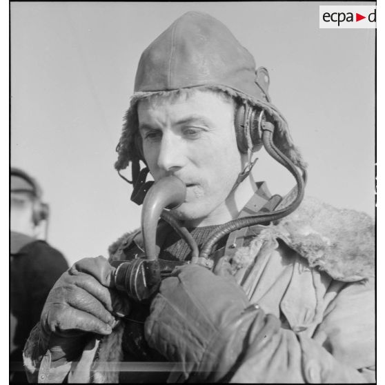 Portrait d'un marin téléphoniste sur le pont du cuirassé Dunkerque.