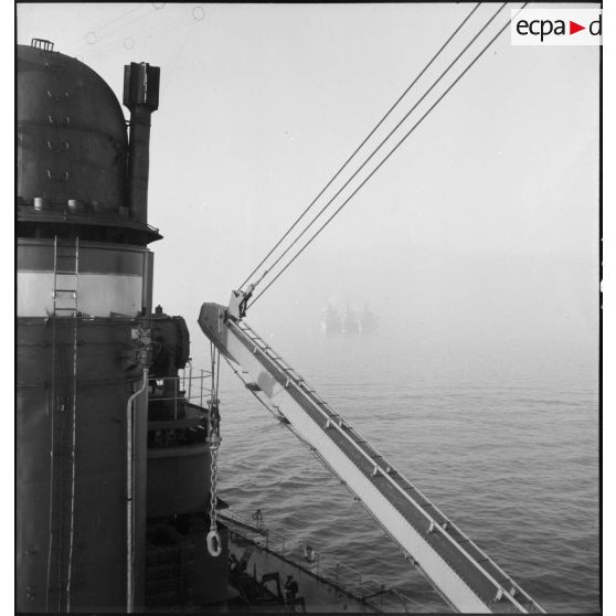 Torpilleurs au mouillage bord à bord.