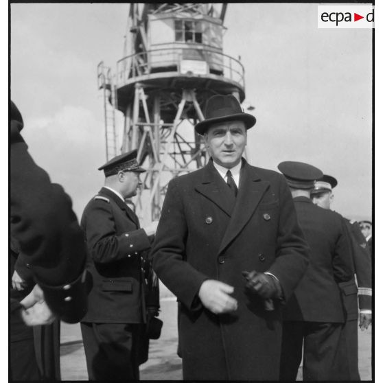 Portrait de Louis Jacquinot, ministre de la Marine, lors d'une cérémonie à bord d'un bâtiment de la Marine nationale.