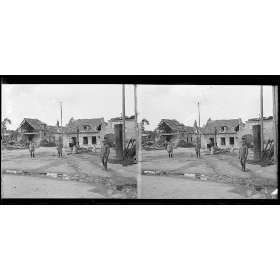 Tracy-le-Mont (Oise). La place, maisons en ruines. [légende d’origine]