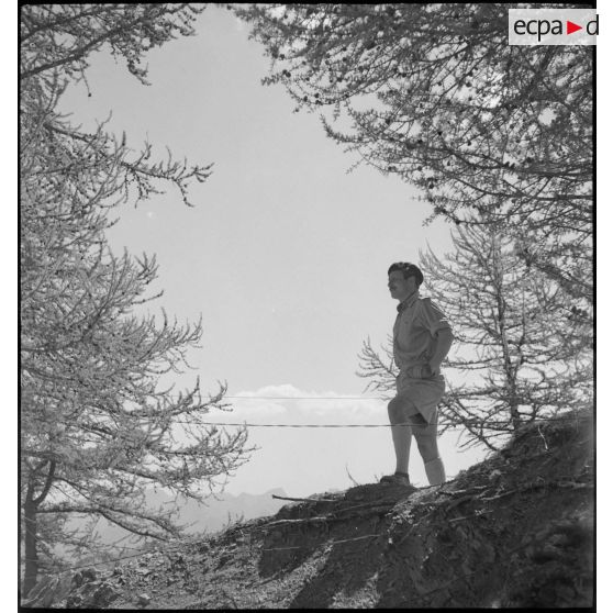 Le capitaine de corvette Roger Barberot dans le massif de l'Authion.