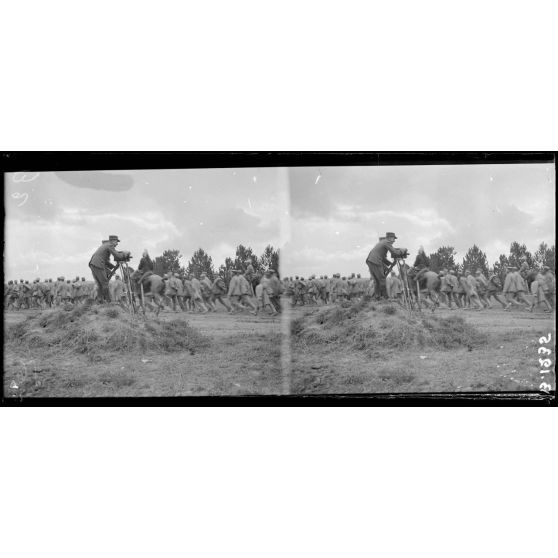 La Croix-en-Champagne (Marne) : camp Joffre, défilé. [légende d’origine]