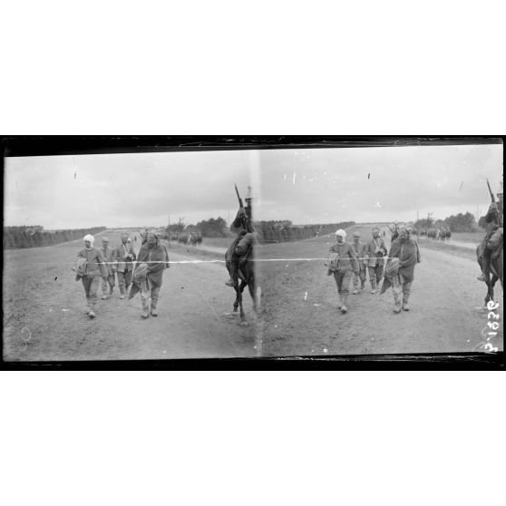 La Croix-en-Champagne (Marne) : camp Joffre, un groupe de blessés. [légende d’origine]