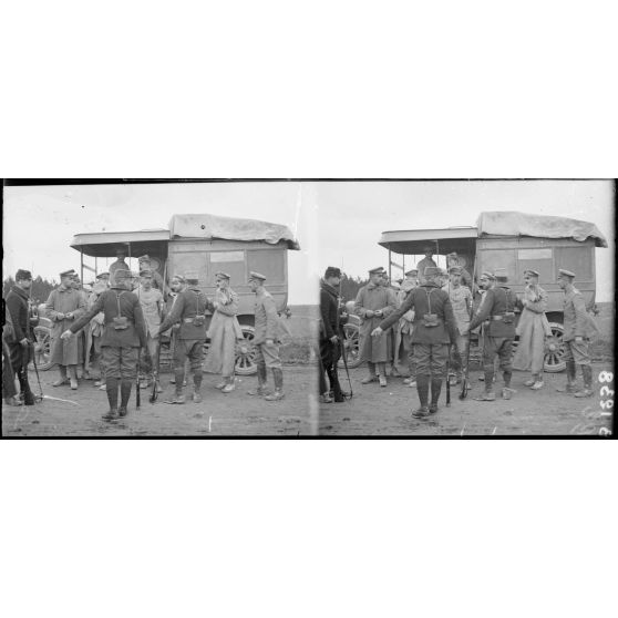 La Croix-en-Champagne (Marne) : camp Joffre, transport à l’arrière officiers. [légende d’origine]