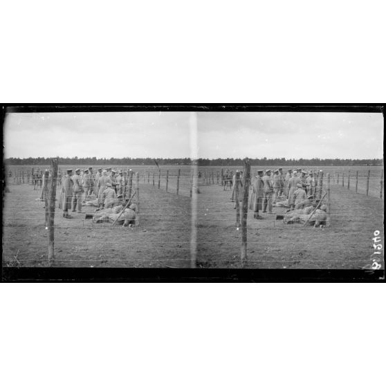 La Croix-en-Champagne (Marne) : officiers prisonniers parqués dans un enclos. [légende d’origine]