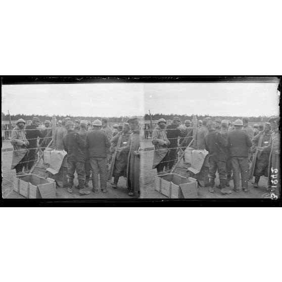 La Croix-en-Champagne (Marne) : officiers prisonniers parqués dans un enclos, distribution de vivres. [légende d’origine]