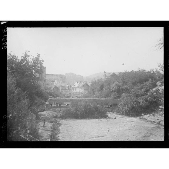 Tracy-le-Val : sortie du village vers le cimetière. [légende d’origine]