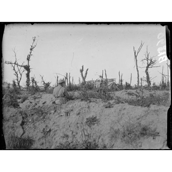 Secteur de la ferme de Quennevières : vue d’ensemble de la ferme, prise d’un boyau. [légende d’origine]