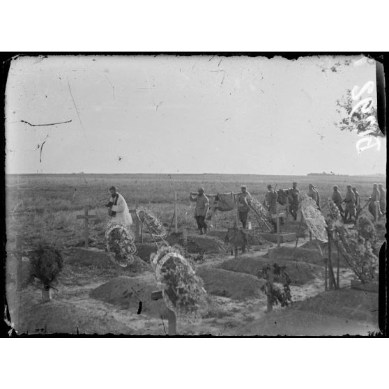 Secteur de la ferme de Quennevières : arrivée de l’enterrement de 2 soldats (du 294e). [légende d’origine]