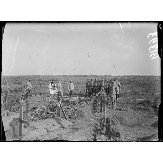 Secteur de la ferme de Quennevières : arrivée de l’enterrement de 2 soldats (du 294e). [légende d’origine]