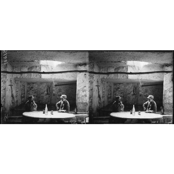 Carrières de Tracy-le-Mont : chambre et salle-à-manger des officiers. [légende d’origine]