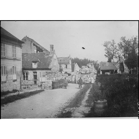 Tracy-le-Val : entrée du village. Le village occupé par nous, le cimetière par les allemands. [légende d’origine]
