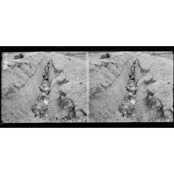 Devant Souain, ouvrage de Wagram. 22 Allemands tués par un obus de 75 dans leur tranchée. [légende d'origine]