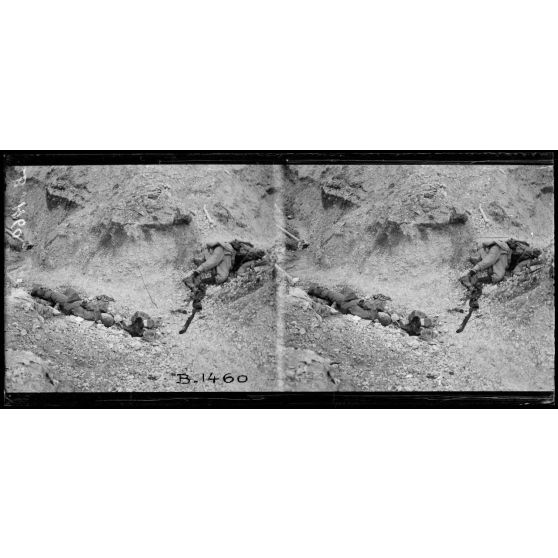 Cadavres allemands dans la tranchée qu'ils occupaient. [légende d'origine]