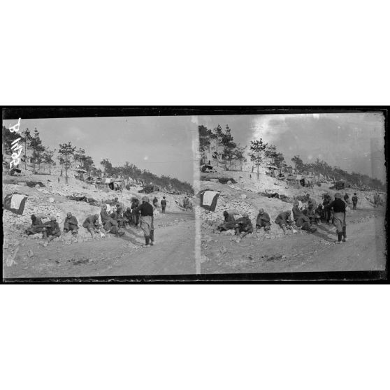 Les cagnas des tirailleurs indigènes dans le ravin de Beauséjour. [légende d’origine]