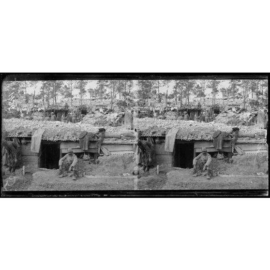 Les cagnas des tirailleurs indigènes dans le ravin de Beauséjour. [légende d’origine]