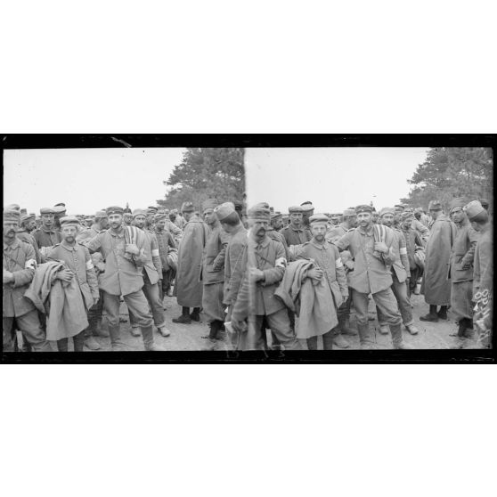 Route de Suippes : prisonniers du 92e régiment d’infanterie Brunswick fait au N. de la ferme Navarin. [légende d’origine]