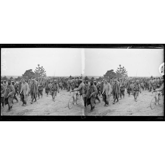 Route de Suippes : prisonniers du 92e régiment d’infanterie Brunswick fait au N. de la ferme Navarin. [légende d’origine]