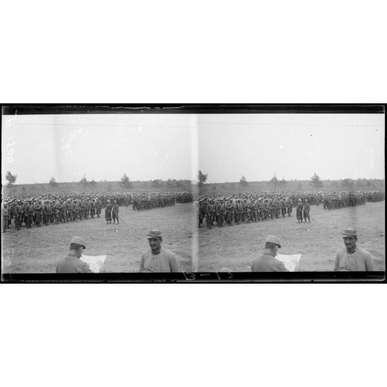 Devant Suippes : zouaves avec le nouveau casque. [légende d’origine]