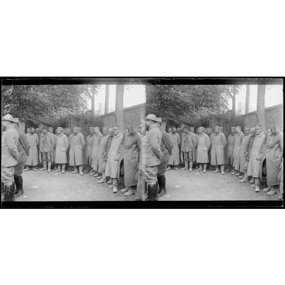 Suippes : prisonniers dans une cour d’usine avant d’être interrogés. [légende d’origine]