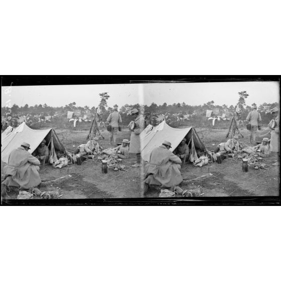 Environs de Somme Bionne. La soupe est servie aux soldats du 116e, vainqueurs de Tahure. [légende d'origine]