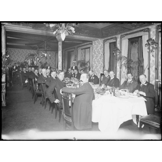 Paris. Mission suédoise. Déjeuner des membres de la mission au Café de Paris. Président M. Painlevé, assistants MM. Pichon, Leygues, Fournol. [légende d'origine]