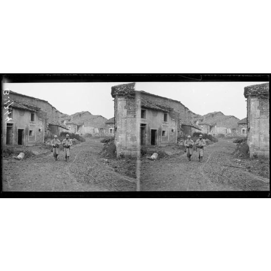 Trésauvaux (Meuse), rue montant vers l’église. [légende d’origine]
