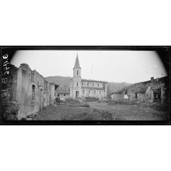 Trésauvaux (Meuse), rue centrale et église. [légende d’origine]