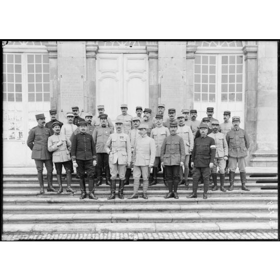 Toul (Meurthe-et-Moselle), Etat-major de la 1ère armée, le général Roques au milieu. [légende d’origine]