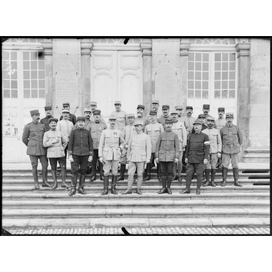 Toul (Meurthe-et-Moselle), Etat-major de la 1ère armée, le général Roques au milieu. [légende d’origine]