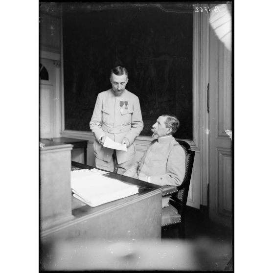 Toul (Meurthe-et-Moselle), cabinet de travail du général Roques avec son officier d’Etat-major. [légende d’origine]