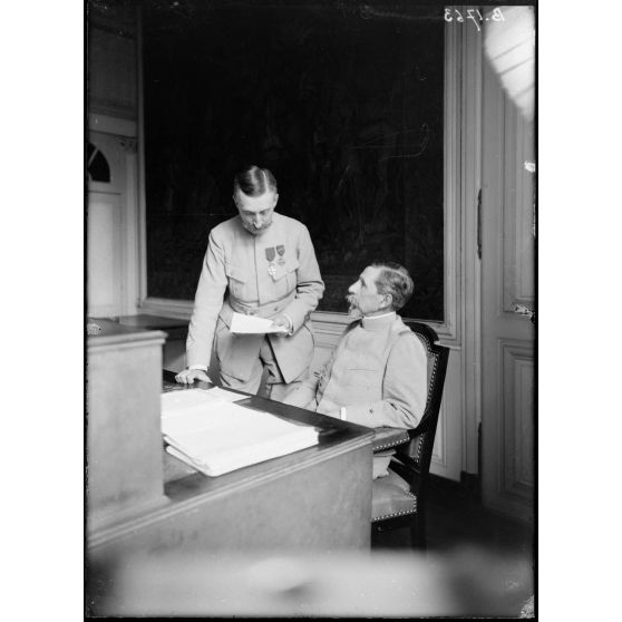 Toul (Meurthe-et-Moselle), cabinet de travail du général Roques avec son officier d’Etat-major. [légende d’origine]