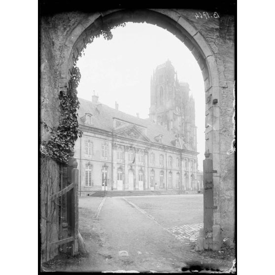Toul (Meurthe-et-Moselle), l’hôtel de ville et la cathédrale. [légende d’origine]