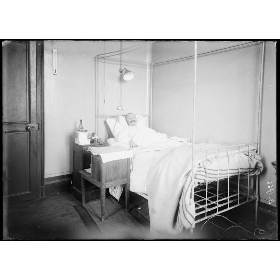 Toul (Meurthe-et-Moselle), hôpital Gama, capitaine aviateur blessé (chambre où mourut le sénateur Raymond). [légende d’origine]