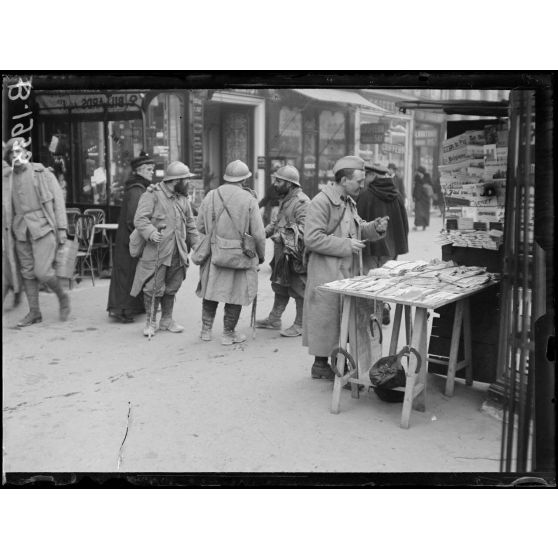 Paris, gare de l’est, boulevard de Strasbourg, les permissionnaires. [légende d’origine]