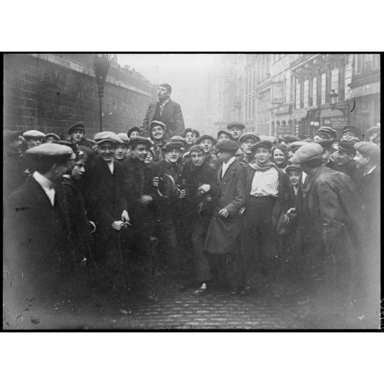 Paris gare Montparnasse, départ de la classe 17 dans la rue du départ. [légende d’origine]